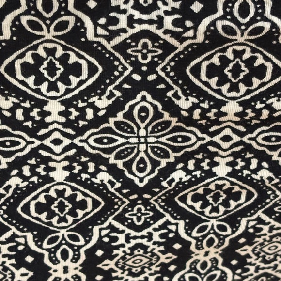 Elegant Black and White Patterned Skirt - Picture 4 of 4